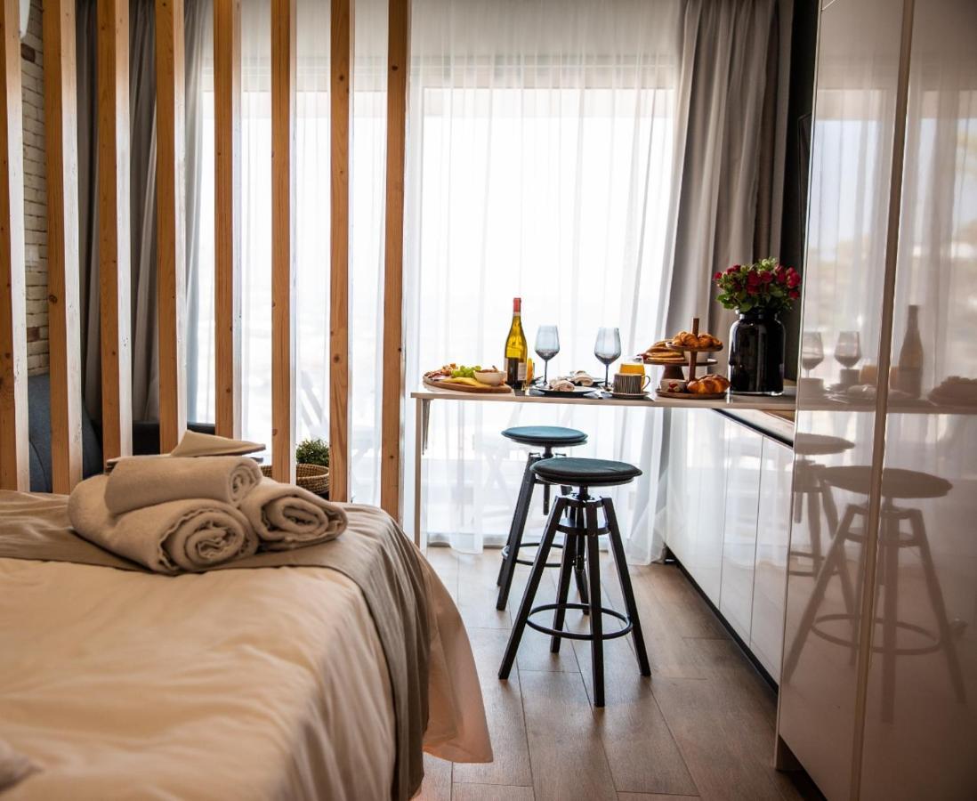 Cosea Living: Seaside Deluxe Suite In Harbour 107B Paphos Eksteriør billede